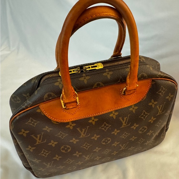 Louis Vuitton Monogram Deauville Handbag - Picture 6 of 17